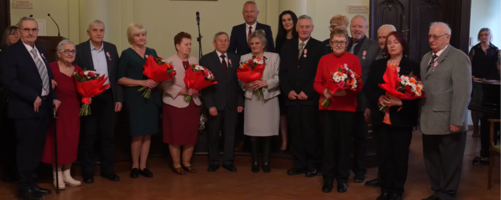 Oni mają receptę na długoletnie pożycie małżeńskie. Dziewięć par świętowało w ratuszu Złote Gody [ZDJĘCIA]