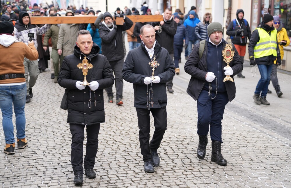 Wojownicy Maryi z Polski i Europy przyjechali do Nowego Sącza. Ulicami miasta przeszła procesja różańcowa 