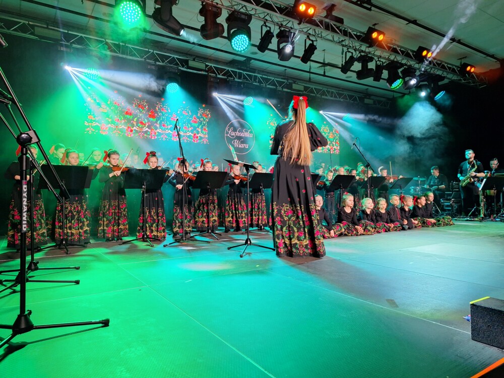 "Barbackiego 57". 80 dzieci na scenie i jedna muzyczna pasja. Zespół "Lachowska Wiara" podbija serca publiczności