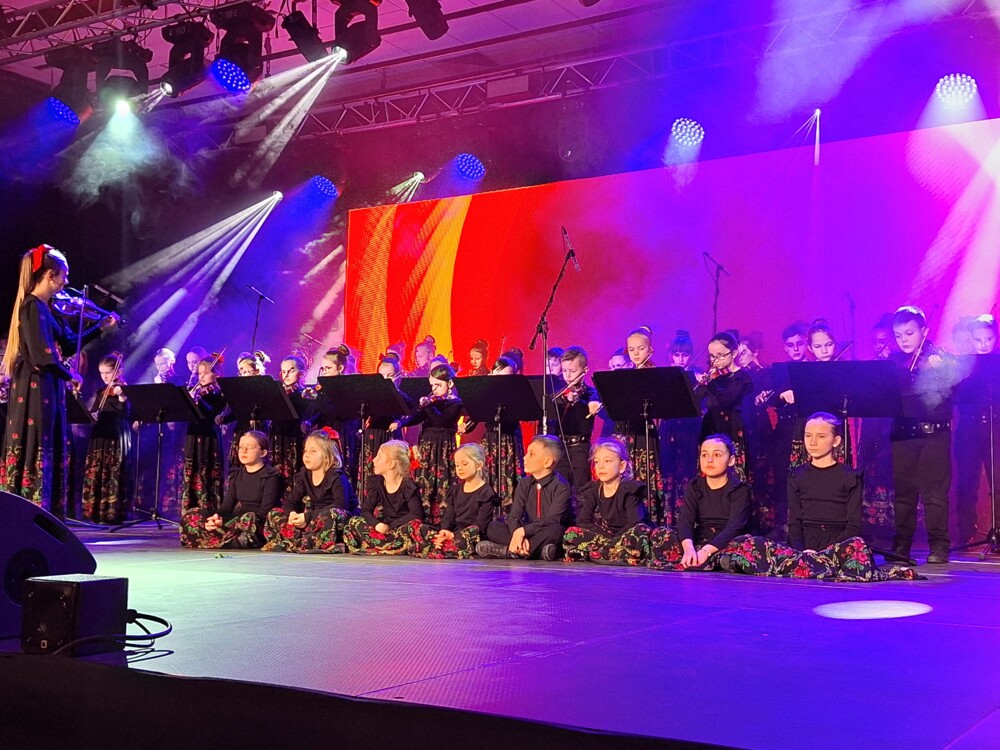 "Barbackiego 57". 80 dzieci na scenie i jedna muzyczna pasja. Zespół "Lachowska Wiara" podbija serca publiczności