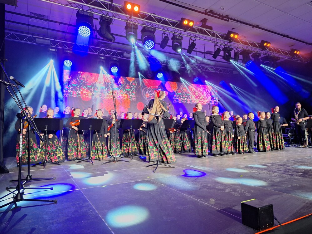 "Barbackiego 57". 80 dzieci na scenie i jedna muzyczna pasja. Zespół "Lachowska Wiara" podbija serca publiczności