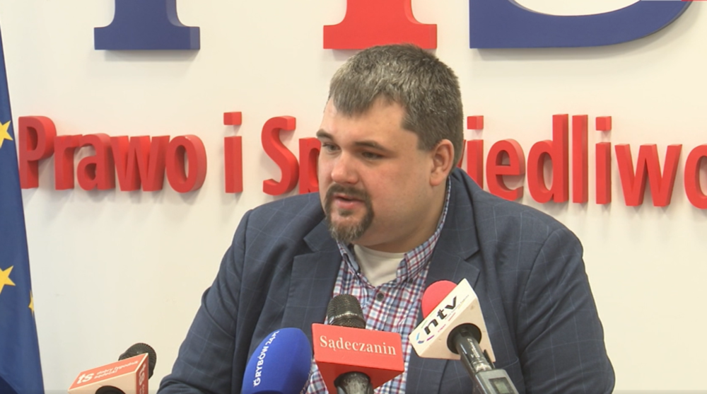 Poseł Patryk Wicher w głośnej sprawie głosował inaczej niż jego klub. Tak się teraz tłumaczy