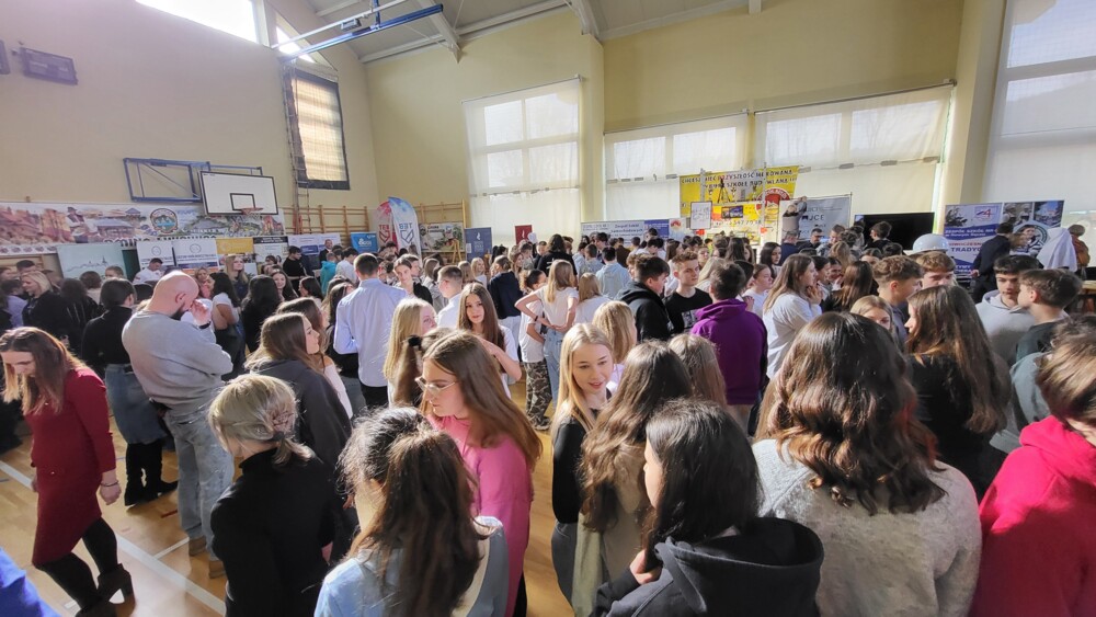 Tłumy na Szkolnej Giełdzie Edukacyjnej w Łukowicy. Przed ósmoklasistami trudna decyzja