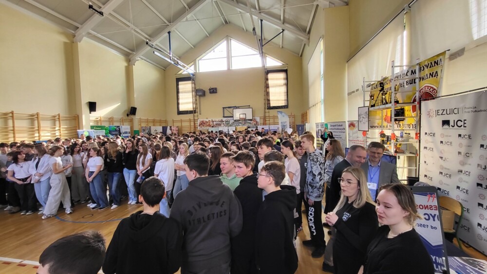 Tłumy na Szkolnej Giełdzie Edukacyjnej w Łukowicy. Przed ósmoklasistami trudna decyzja
