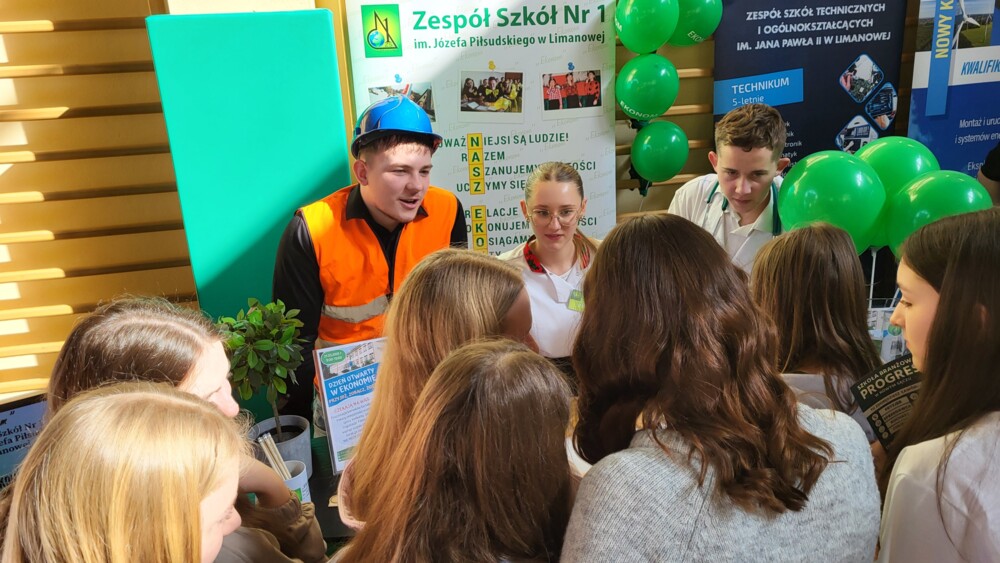 Tłumy na Szkolnej Giełdzie Edukacyjnej w Łukowicy. Przed ósmoklasistami trudna decyzja