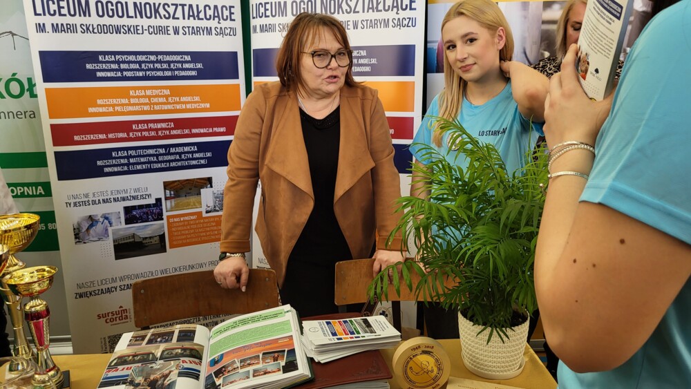 Tłumy na Szkolnej Giełdzie Edukacyjnej w Łukowicy. Przed ósmoklasistami trudna decyzja
