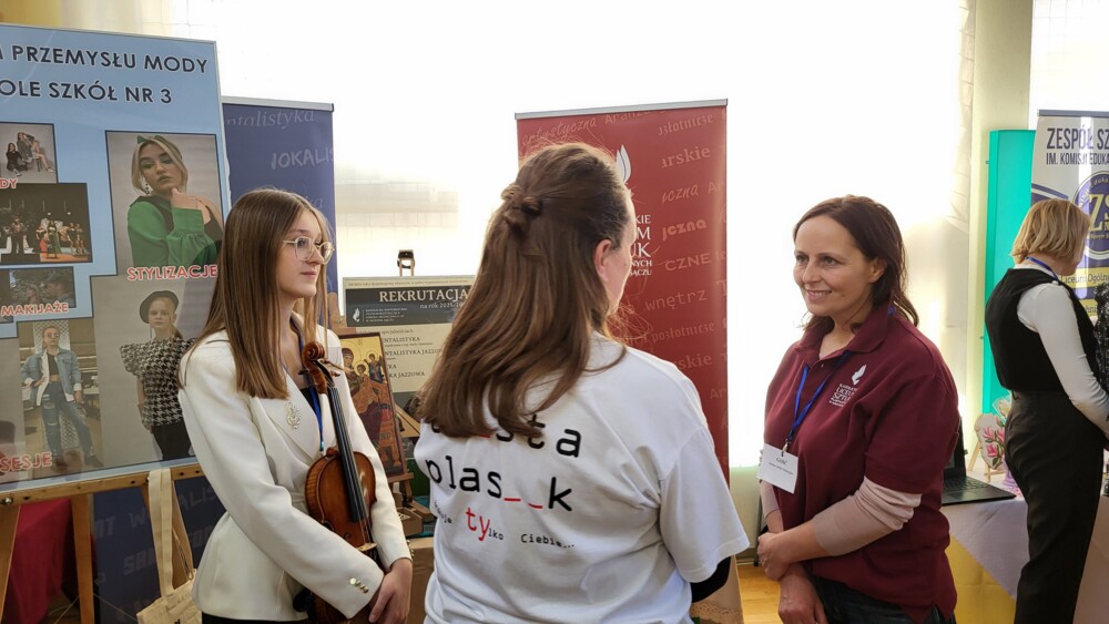 Tłumy na Szkolnej Giełdzie Edukacyjnej w Łukowicy. Przed ósmoklasistami trudna decyzja