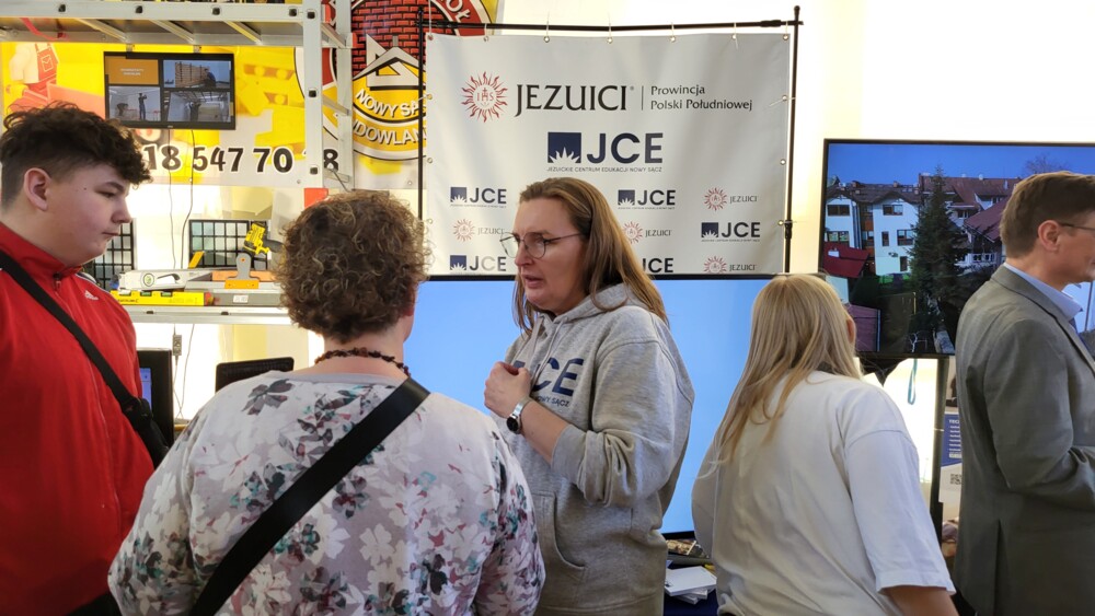 Tłumy na Szkolnej Giełdzie Edukacyjnej w Łukowicy. Przed ósmoklasistami trudna decyzja