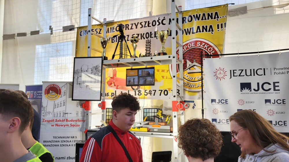 Tłumy na Szkolnej Giełdzie Edukacyjnej w Łukowicy. Przed ósmoklasistami trudna decyzja