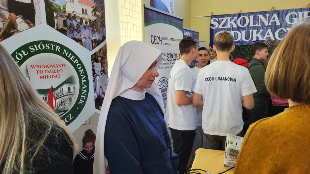 Tłumy na Szkolnej Giełdzie Edukacyjnej w Łukowicy. Przed ósmoklasistami trudna decyzja