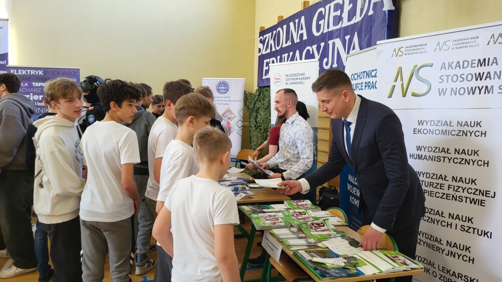 Tłumy na Szkolnej Giełdzie Edukacyjnej w Łukowicy. Przed ósmoklasistami trudna decyzja