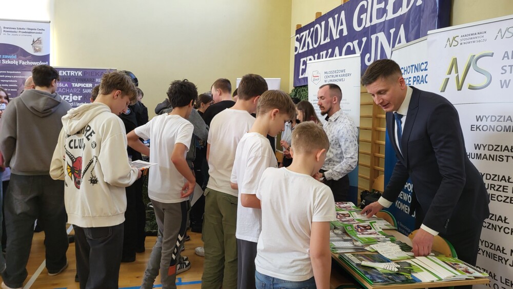 Tłumy na Szkolnej Giełdzie Edukacyjnej w Łukowicy. Przed ósmoklasistami trudna decyzja