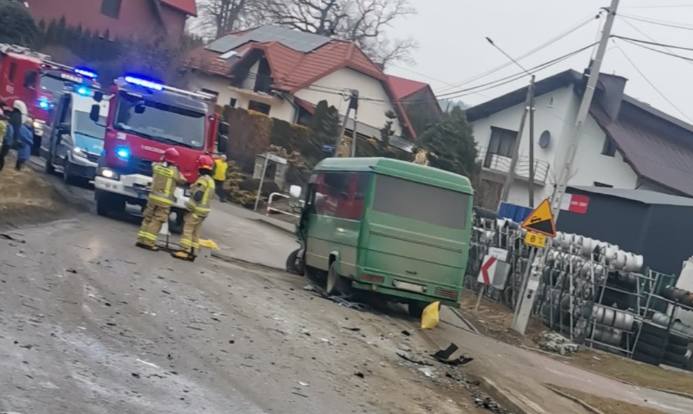 Straciła panowanie nad autem i uderzyła w busa. W środku było sześć osób