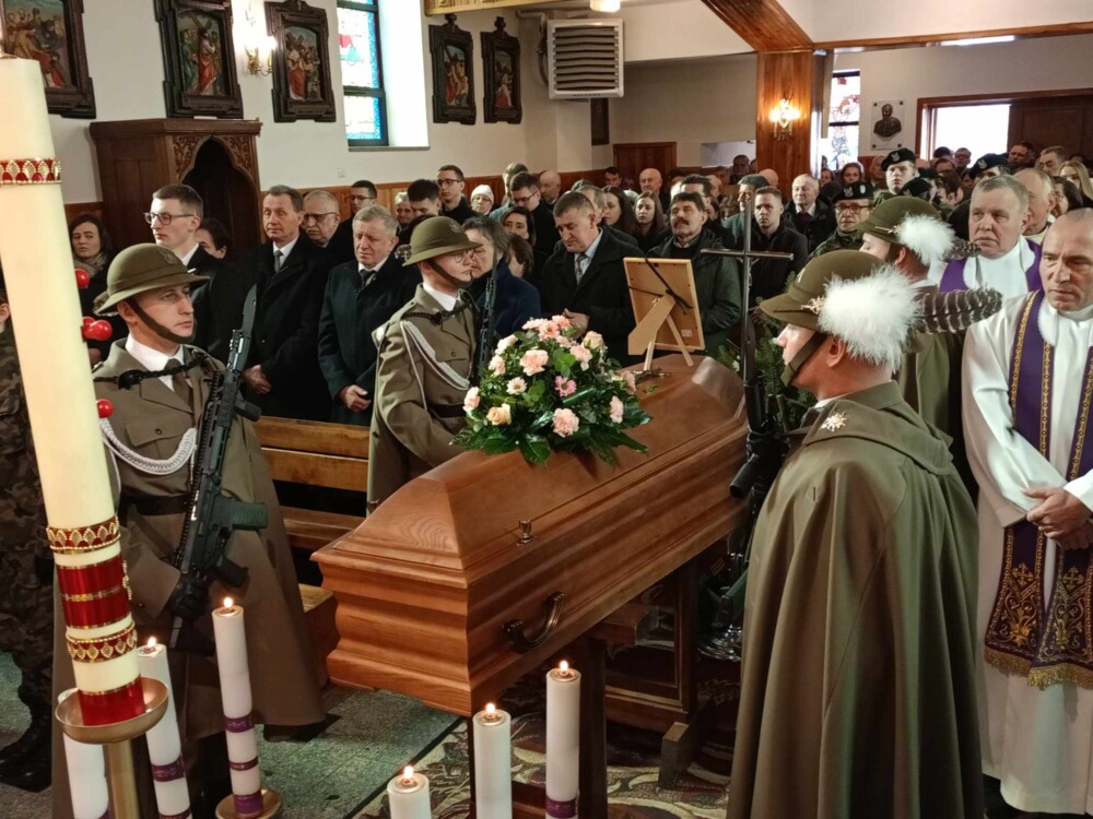 Ostatnie pożegnanie śp. Heleny Tokarz. Pogrzeb bohaterki zgromadził tłumy [ZDJĘCIA] [WIDEO]