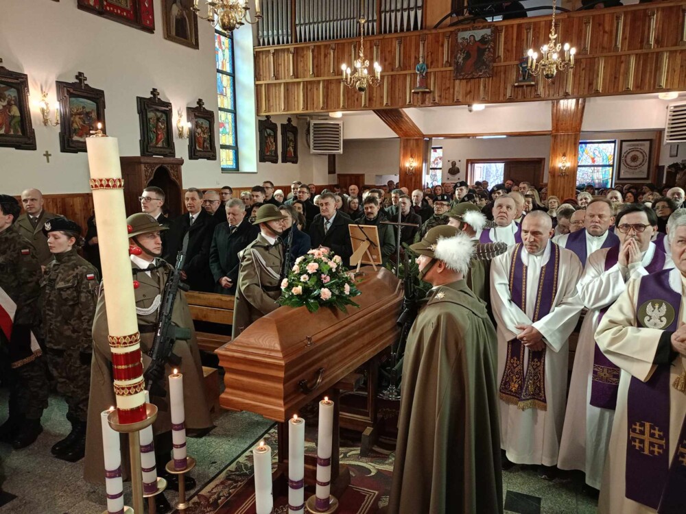 Ostatnie pożegnanie śp. Heleny Tokarz. Pogrzeb bohaterki zgromadził tłumy [ZDJĘCIA] [WIDEO]