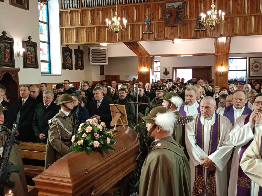 Ostatnie pożegnanie śp. Heleny Tokarz. Pogrzeb bohaterki zgromadził tłumy [ZDJĘCIA] [WIDEO]