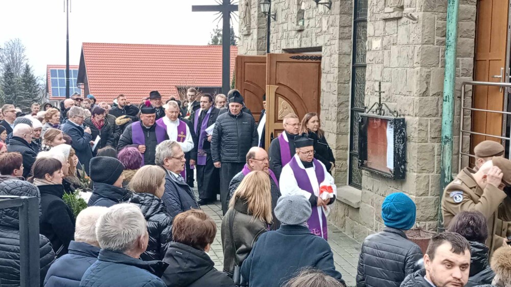 Ostatnie pożegnanie śp. Heleny Tokarz. Pogrzeb bohaterki zgromadził tłumy [ZDJĘCIA] [WIDEO]