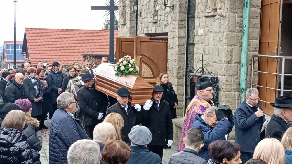Ostatnie pożegnanie śp. Heleny Tokarz. Pogrzeb bohaterki zgromadził tłumy [ZDJĘCIA] [WIDEO]