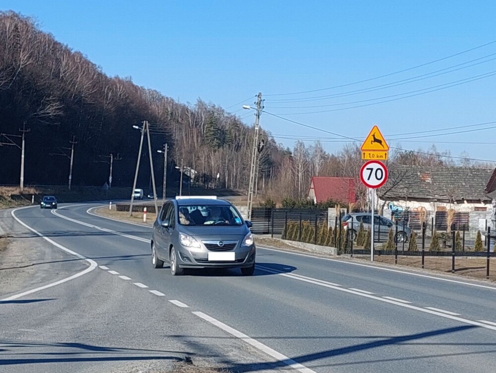 Stary Sącz/Barcice: noga z gazu, wprowadzili na stałe ograniczenie prędkości na DK 87