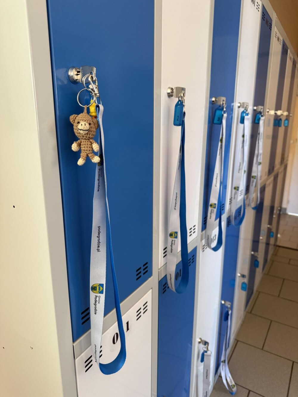 Koniec z porozrzucanymi na korytarzu plecakami i butami. W tej szkole zamontowali 120 nowych szafek