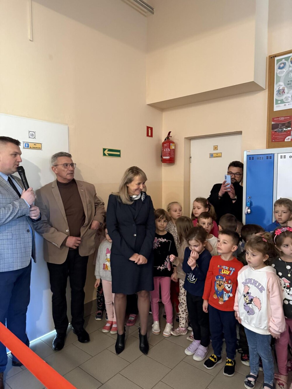 Koniec z porozrzucanymi na korytarzu plecakami i butami. W tej szkole zamontowali 120 nowych szafek