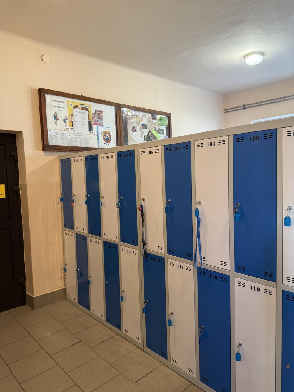 Koniec z porozrzucanymi na korytarzu plecakami i butami. W tej szkole zamontowali 120 nowych szafek
