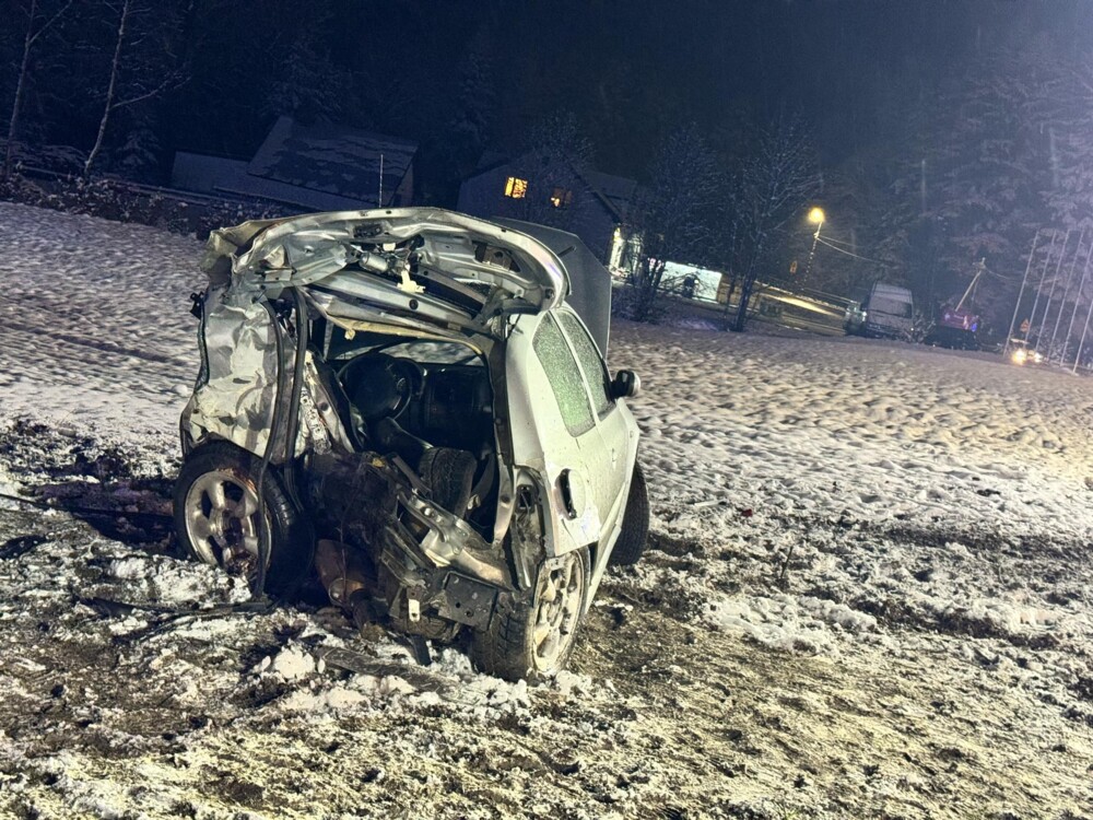 Wypadek w Starej Wsi. Samochód uderzył w drzewo, dwie osoby trafiły do szpitala