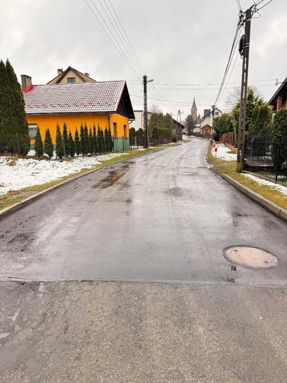 Wystarczyło kilka dni i ulica na osiedlu Biegonice w Nowym Sączu ma nową nawierzchnię [ZDJĘCIA]