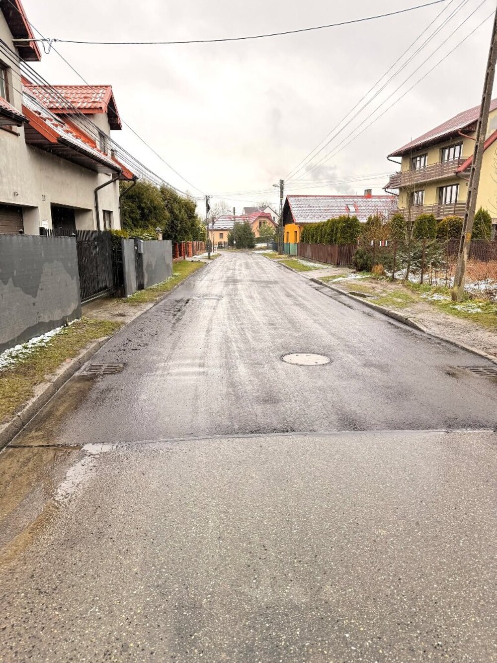 Wystarczyło kilka dni i ulica na osiedlu Biegonice w Nowym Sączu ma nową nawierzchnię [ZDJĘCIA]