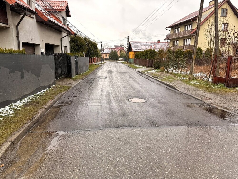 Wystarczyło kilka dni i ulica na osiedlu Biegonice w Nowym Sączu ma nową nawierzchnię [ZDJĘCIA]
