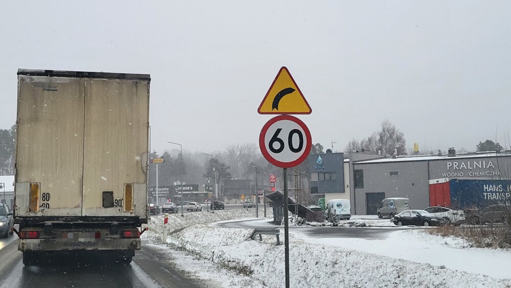 Nikt tego się nie spodziewał! Zima znów zaskoczyła kierowców, koszmarne warunki na drogach [ZDJĘCIA]