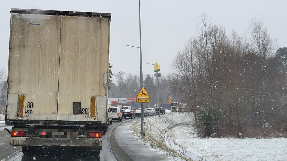 Nikt tego się nie spodziewał! Zima znów zaskoczyła kierowców, koszmarne warunki na drogach [ZDJĘCIA]