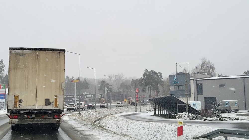 Nikt tego się nie spodziewał! Zima znów zaskoczyła kierowców, koszmarne warunki na drogach [ZDJĘCIA]