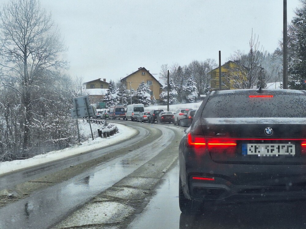 Nikt tego się nie spodziewał! Zima znów zaskoczyła kierowców, koszmarne warunki na drogach [ZDJĘCIA]
