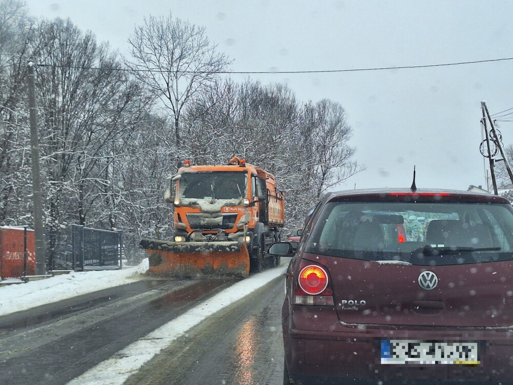 Nikt tego się nie spodziewał! Zima znów zaskoczyła kierowców, koszmarne warunki na drogach [ZDJĘCIA]