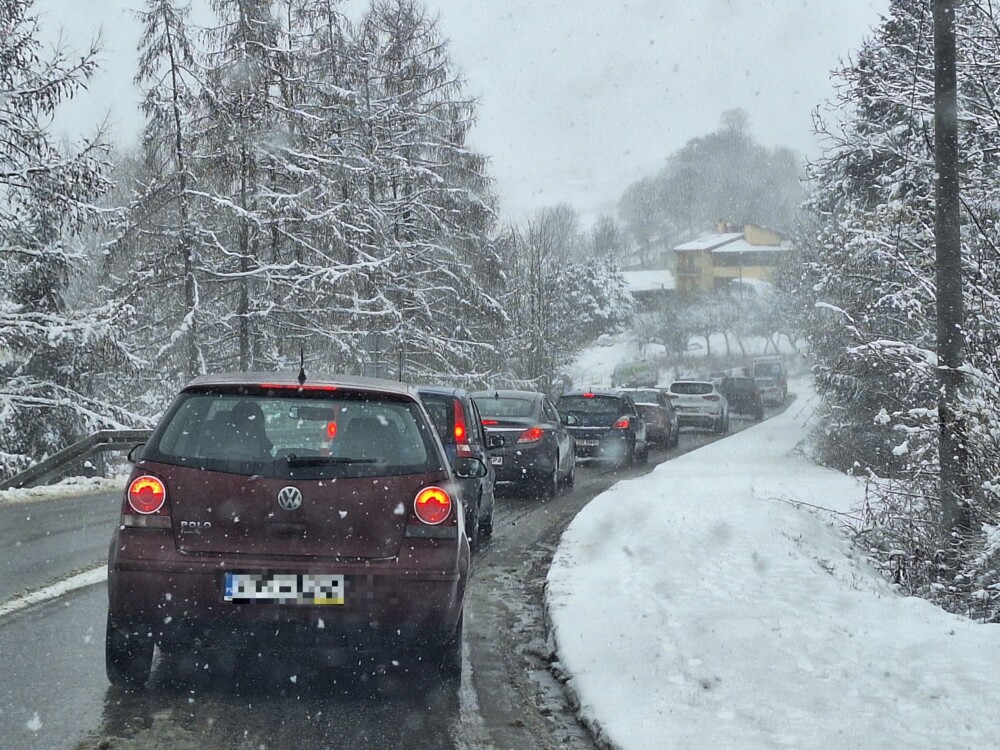 Nikt tego się nie spodziewał! Zima znów zaskoczyła kierowców, koszmarne warunki na drogach [ZDJĘCIA]