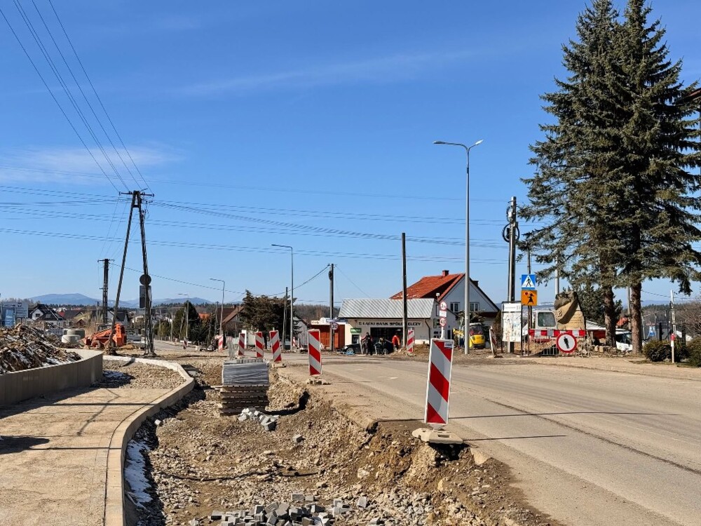 Ta część osiedla Poręba Mała zmienia się nie do poznania. Do budowy nowoczesnego ronda coraz bliżej [ZDJĘCIA]