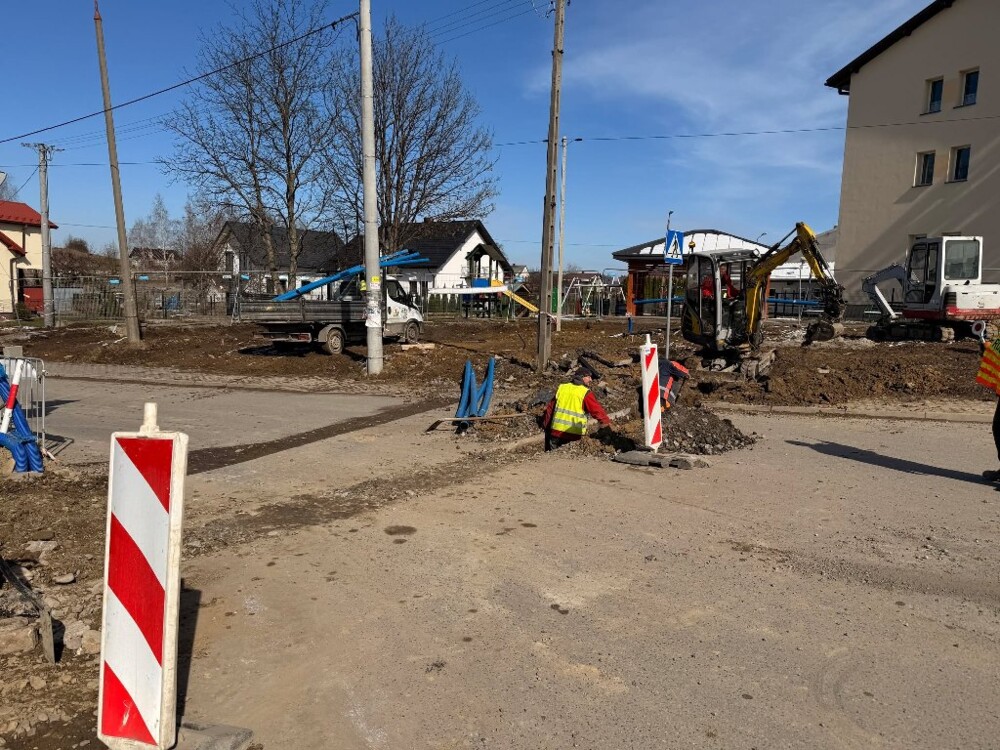 Ta część osiedla Poręba Mała zmienia się nie do poznania. Do budowy nowoczesnego ronda coraz bliżej [ZDJĘCIA]