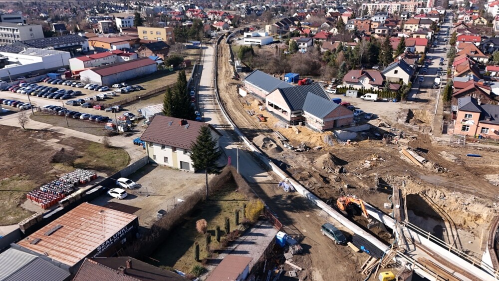 Inwestycja kolejowa w Nowym Sączu zaskakuje rozmachem. Widać to z innej perspektywy [ZDJĘCIA]