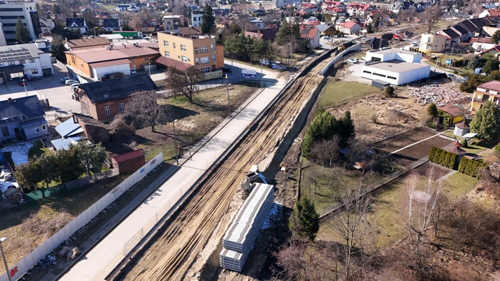 Inwestycja kolejowa w Nowym Sączu zaskakuje rozmachem. Widać to z innej perspektywy [ZDJĘCIA]