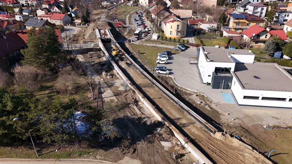 Inwestycja kolejowa w Nowym Sączu zaskakuje rozmachem. Widać to z innej perspektywy [ZDJĘCIA]