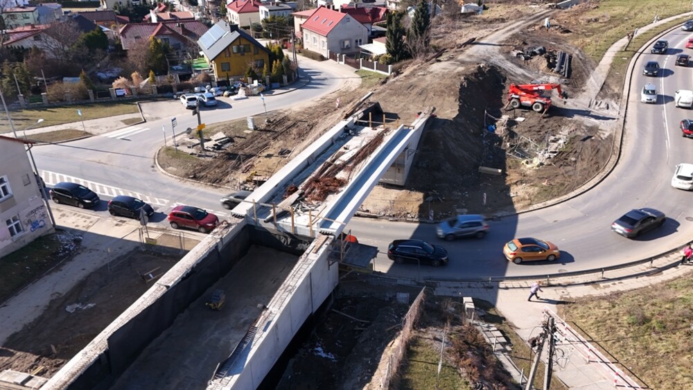 Inwestycja kolejowa w Nowym Sączu zaskakuje rozmachem. Widać to z innej perspektywy [ZDJĘCIA]