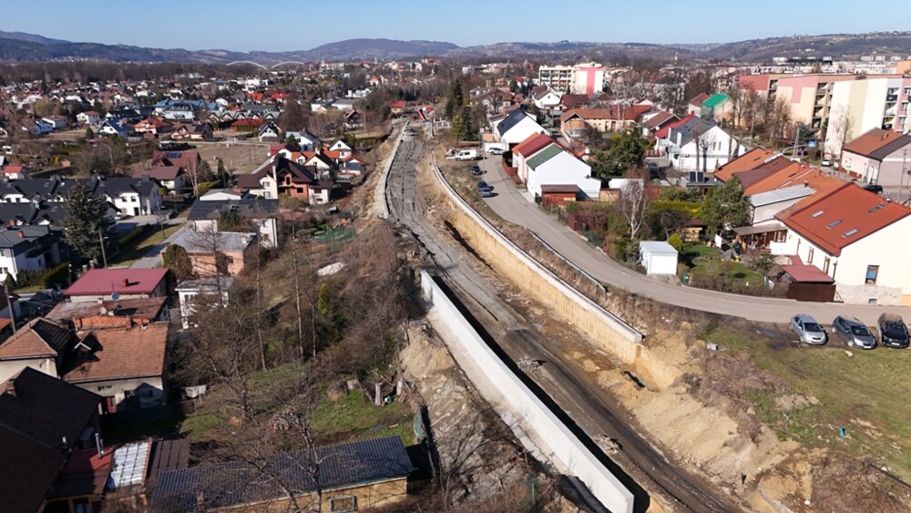 Inwestycja kolejowa w Nowym Sączu zaskakuje rozmachem. Widać to z innej perspektywy [ZDJĘCIA]