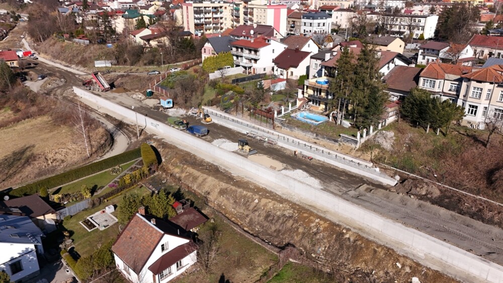 Inwestycja kolejowa w Nowym Sączu zaskakuje rozmachem. Widać to z innej perspektywy [ZDJĘCIA]