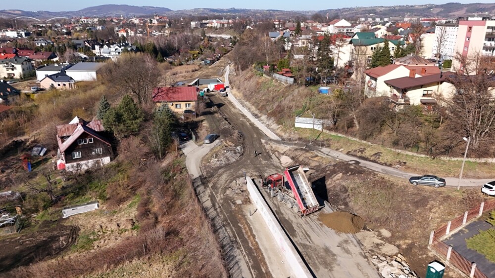 Inwestycja kolejowa w Nowym Sączu zaskakuje rozmachem. Widać to z innej perspektywy [ZDJĘCIA]