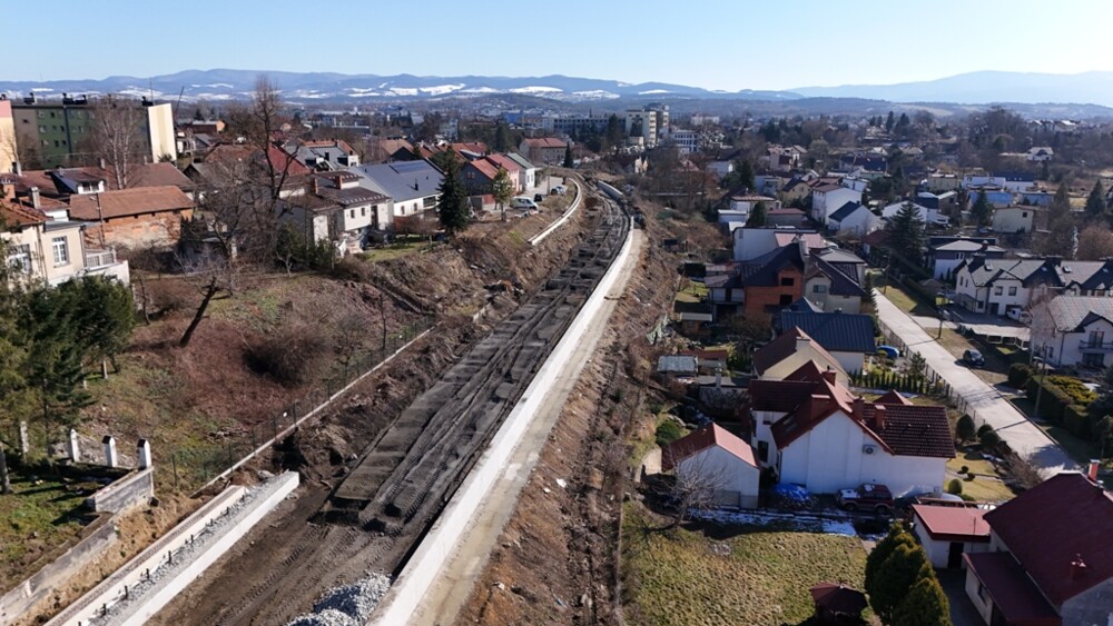 Inwestycja kolejowa w Nowym Sączu zaskakuje rozmachem. Widać to z innej perspektywy [ZDJĘCIA]