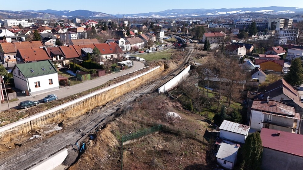 Inwestycja kolejowa w Nowym Sączu zaskakuje rozmachem. Widać to z innej perspektywy [ZDJĘCIA]