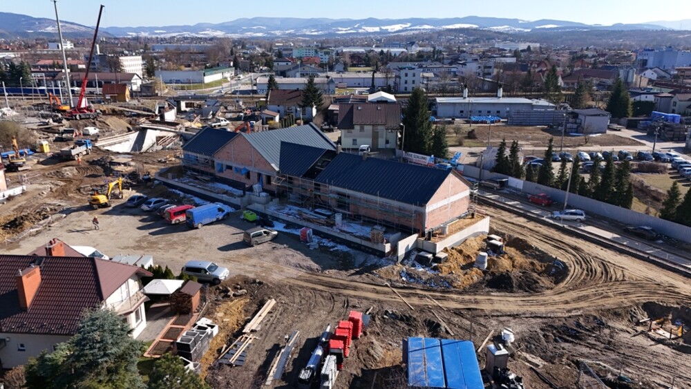 Inwestycja kolejowa w Nowym Sączu zaskakuje rozmachem. Widać to z innej perspektywy [ZDJĘCIA]
