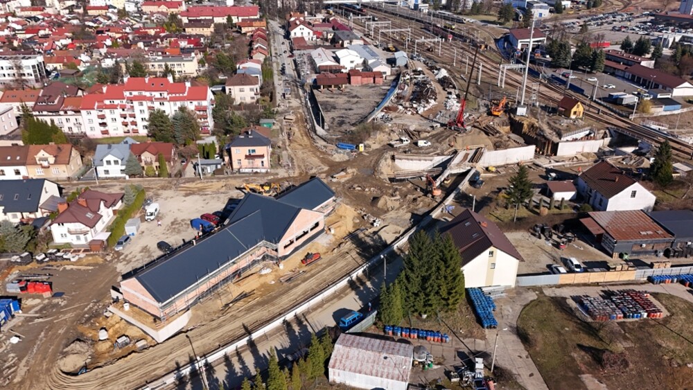 Inwestycja kolejowa w Nowym Sączu zaskakuje rozmachem. Widać to z innej perspektywy [ZDJĘCIA]