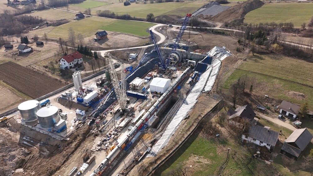 To tutaj powstanie najdłuższy tunel kolejowy w Polsce. Mamy najnowsze zdjęcia z placu budowy [ZDJĘCIA]